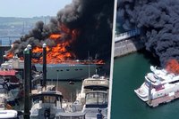 Záhadný požár luxusní lodi: Jachta za 60 milionů skončila na dně přístavu