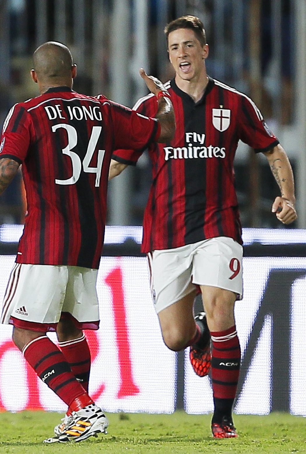 Fernando Torres a De Jong oslavují premiérovou trefu španělského útočníka v italské Serii A.
