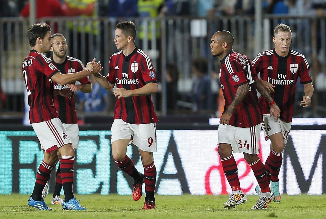 Fernando Torres a radost spoluhráčů z AC Milán po vstřelené brance do sítě Empoli