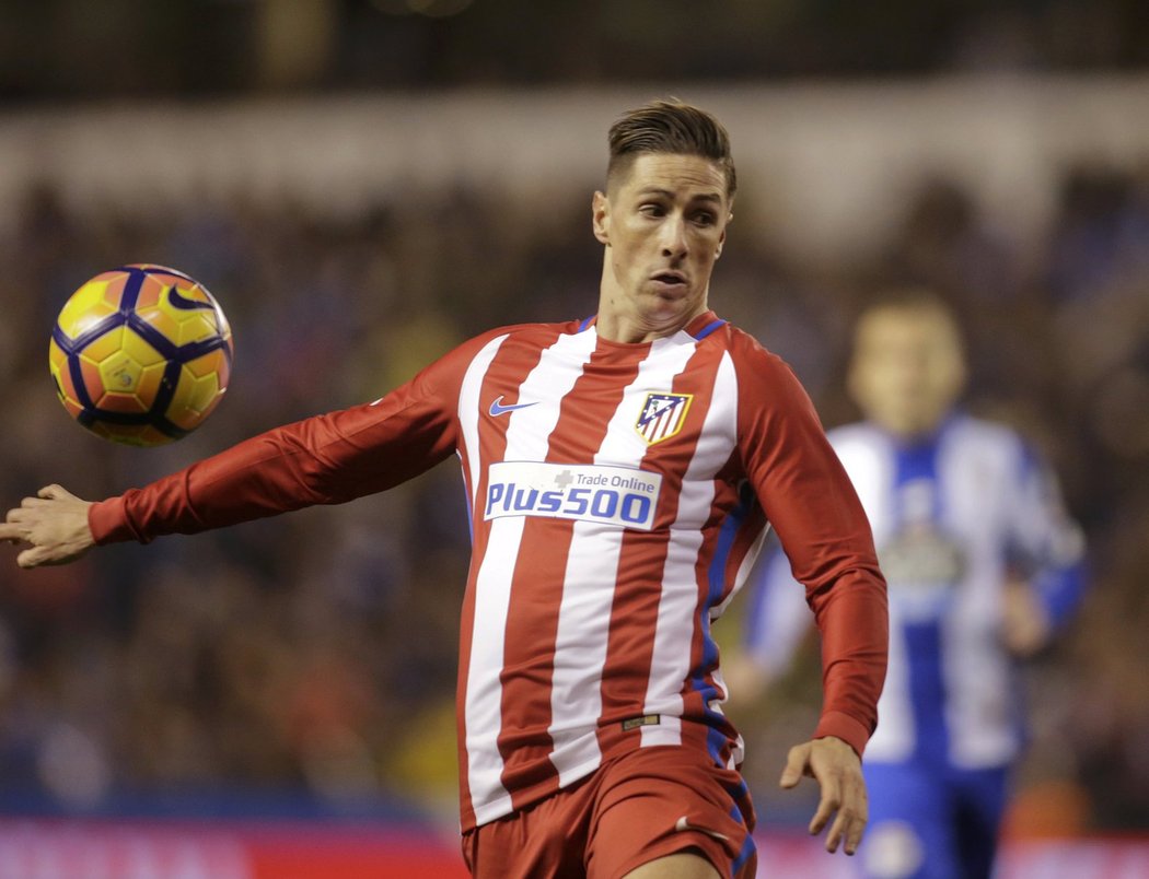 Útočník Atlétika Madrid Fernando Torres skončil po ošklivém pádu v bezvědomí