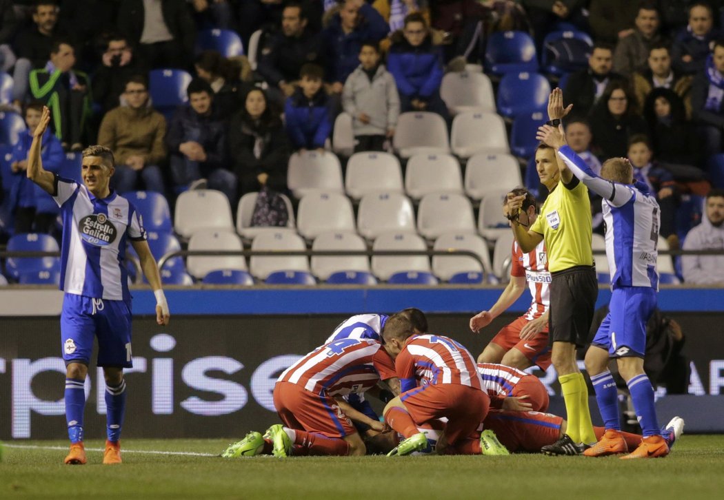 Útočník Atlétika Madrid Fernando Torres skončil po ošklivém pádu v bezvědomí, první pomoc mu poskytli spoluhráči