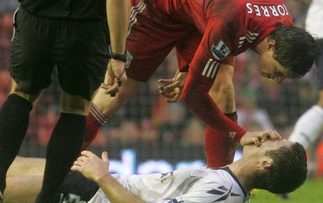 Torres mučí Cahilla.