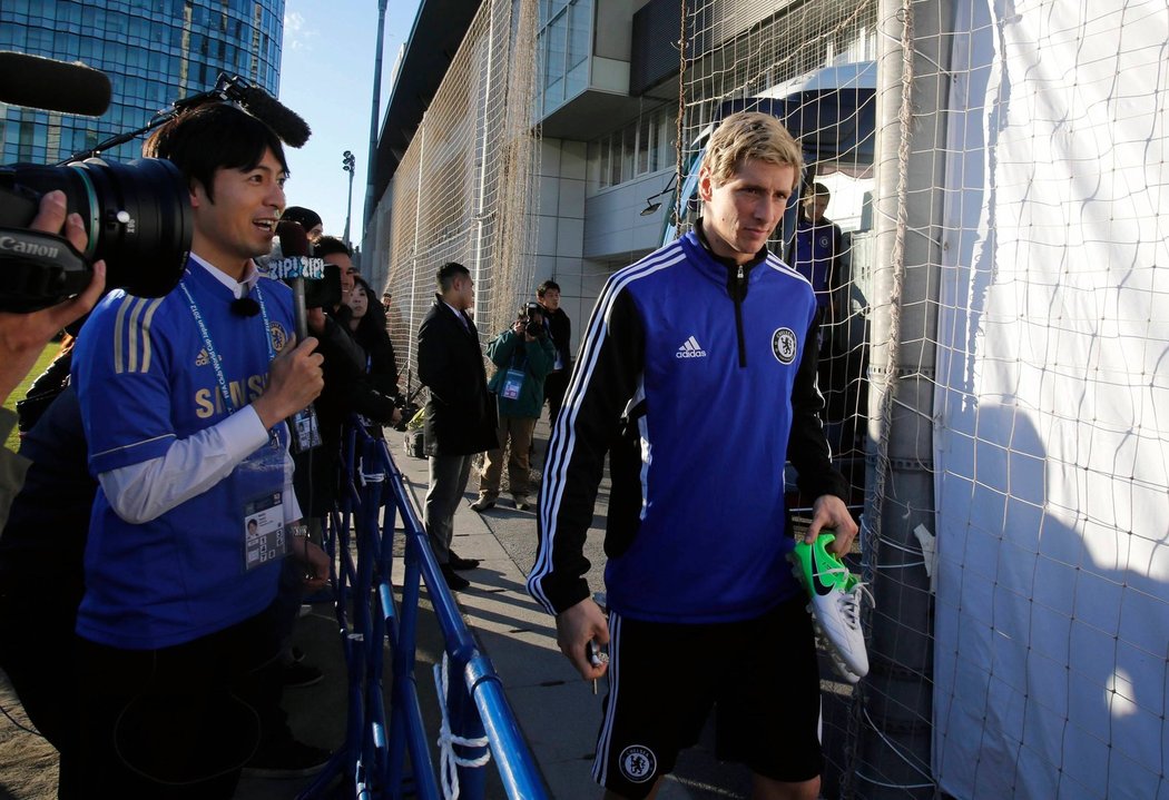 Fernando Torres s kopačkami v ruce míří na první trénink Chelsea v Japonsku. A že neuhádnete, komu &#34;nezávislý&#34; japonský reportér (vlevo) fandí?