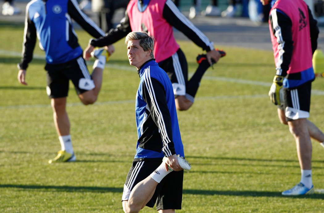 Fernando Torres a jeho rozcvička před tréninkem. Hlavně pořádně protáhnout stehenní sval!