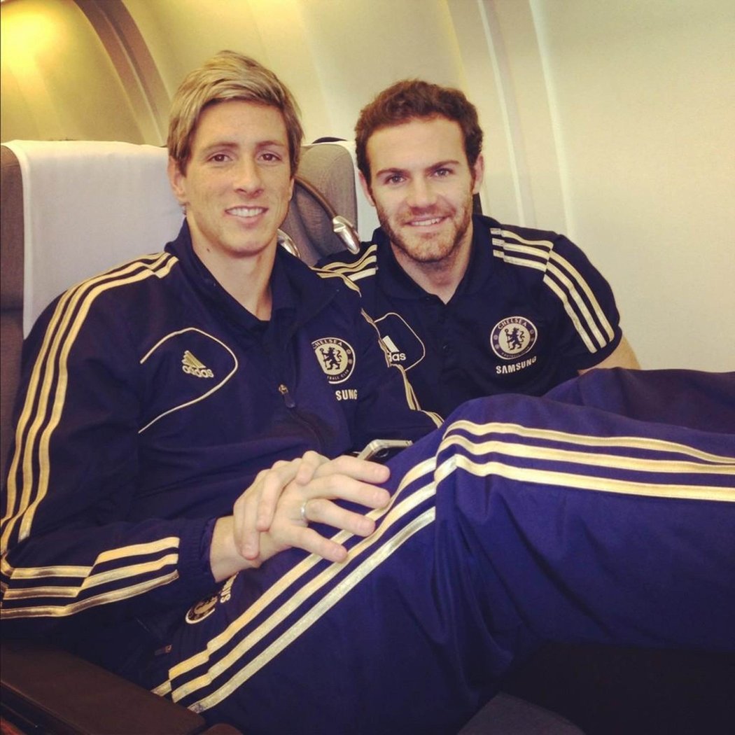 Fernando Torres a Juan Mata na palubě letadla. Snímek byl pořízen jedním z hráčů těsně před přistáním v Japonsku.