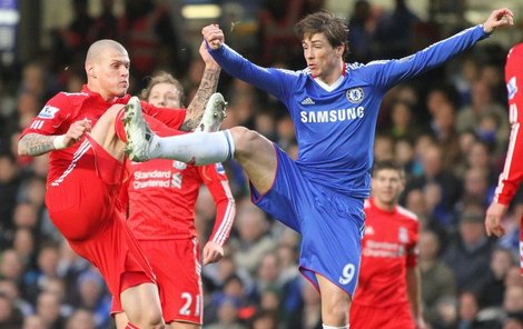 Slovenský stoper Liverpoolu Škrtel (v červeném) si na bývalého parťáka Torrese pořádně vyšlápl.