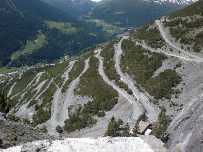 Torri di Fraele, nádherné serpentýny vedoucí z údolí Valtellina k jezerům Fraele, Cancano a San Giacomo.