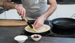 Po usmažení vajec tortillu obraťte, aby byla omeleta nahoře.