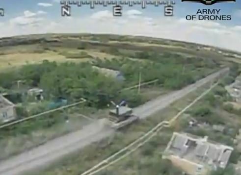 Ukrajinci za pomoci sebevražedného dronu zničili raketomet TOS-1A.