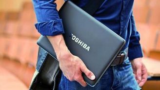 Toshiba kvůli skandálu žaluje bývalé šéfy. Za čtvrtletí prodělala miliardy