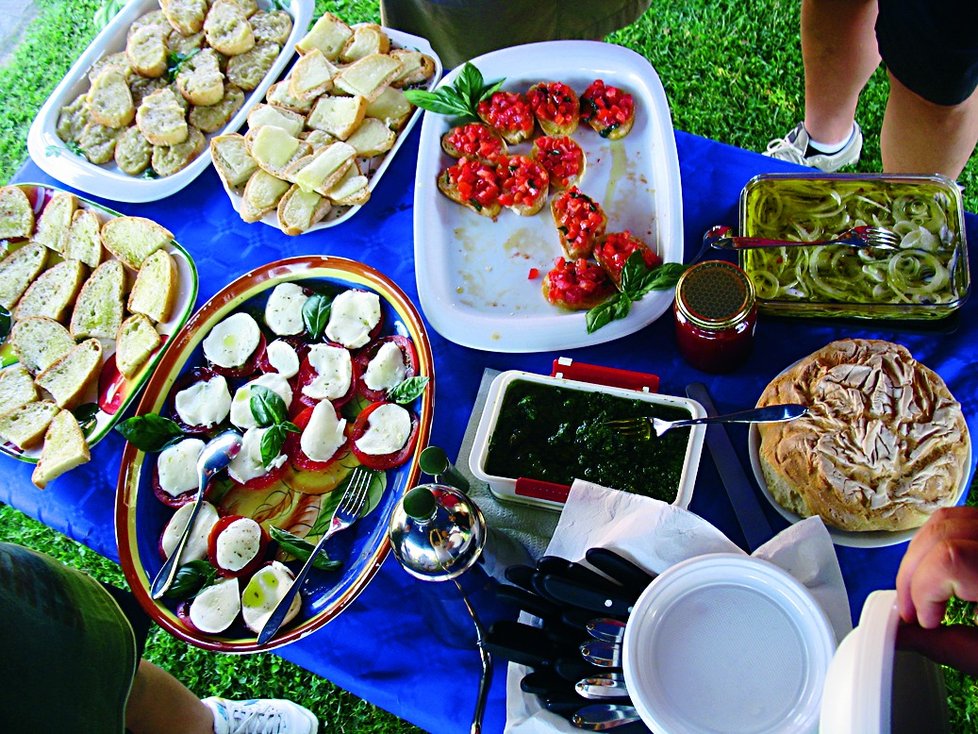 V létě se v Toskánsku obědvá jednoduše: zelenina, sýry, saláty, nakládané ryby a bílé pečivo.