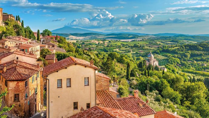 Půvabná toskánská krajina. Pohled z hradeb města Montepulciano na východě Toskánska.