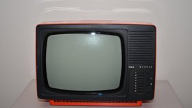 Černobílý přenosný televizor Merkur vyráběný v letech 1985-1988