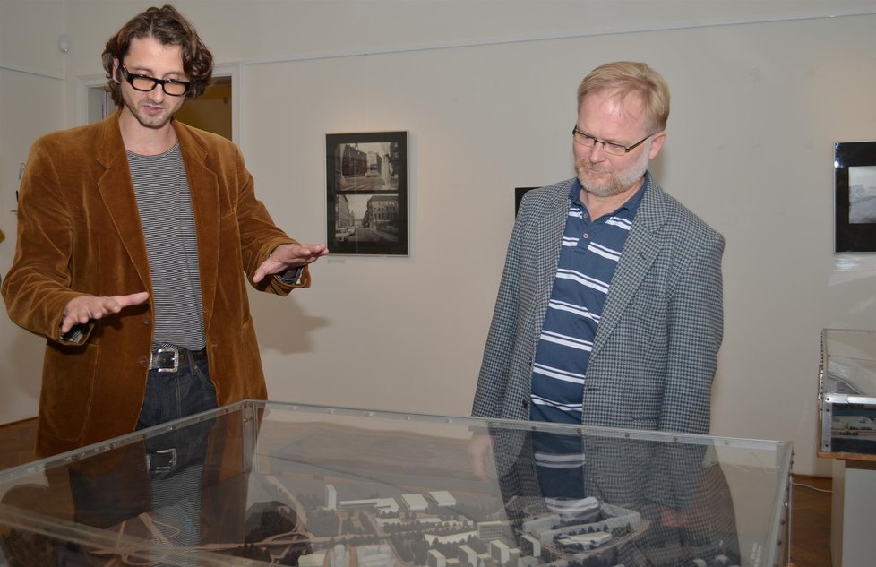 Pracovníci muzea Martin Krsek a Václav Houfek nad nerealizovanými modely přestavby města Ústí nad Labem