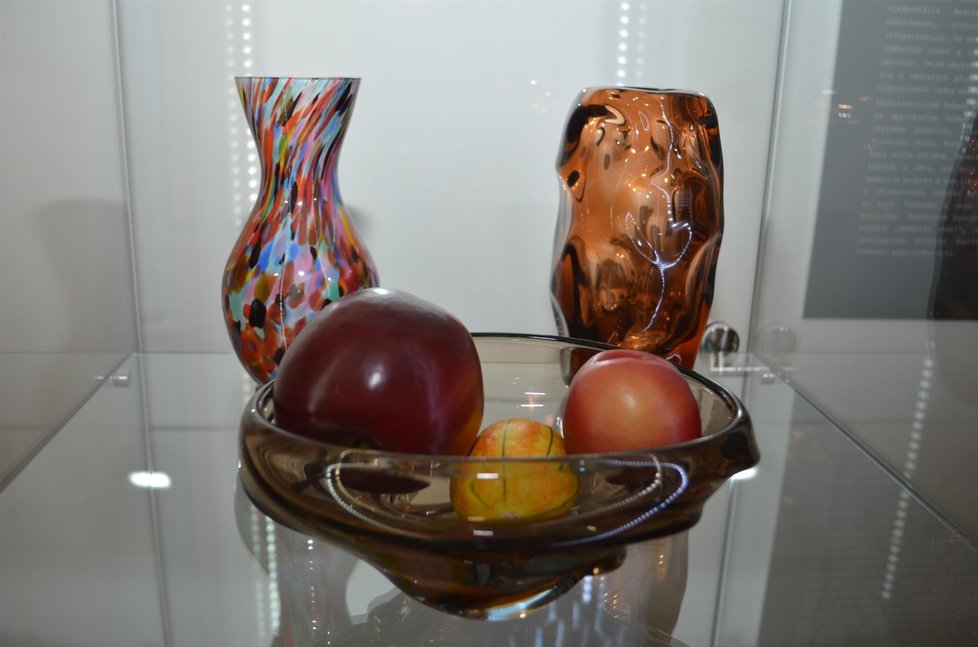 Vázy a mísa z hutního skla s umělým ovocem