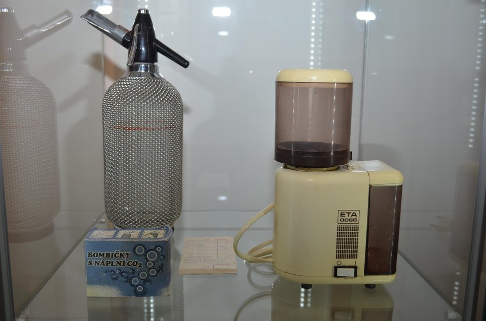 Sifonová láhev s náhradními bombičkami a elektrický mlýnek na kávu