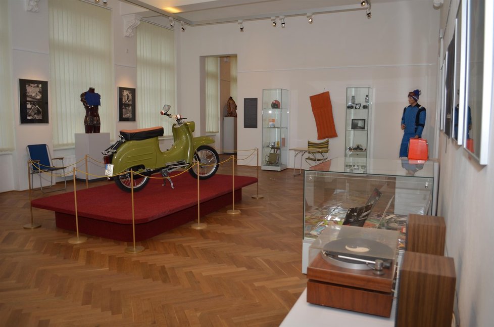 Expozici věnované volnému času vévodí východoněmecký motocykl Simson.