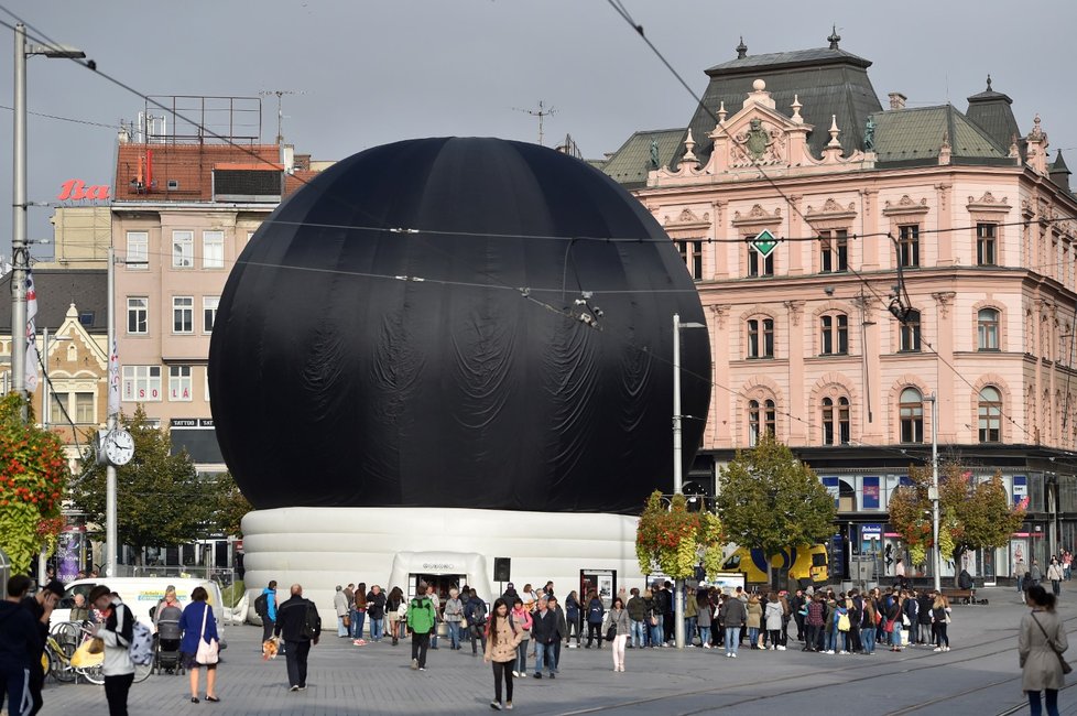 V Brně byl zahájen do soboty potrvá projekt Totalita - Multimediální průvodce Československem 1948 až 1989, který zprostředkuje virtuální pohled na období totalitního režimu a události přelomového roku 1989. Jeho součástí je dvacetiminutová 3D projekce kombinovaná s videomappingem.