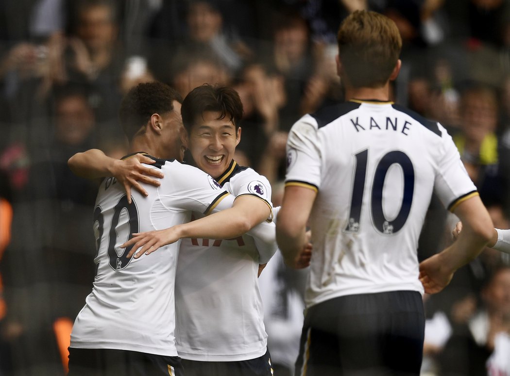 Fotbalisté Tottenhamu slaví gól proti Bournemouthu