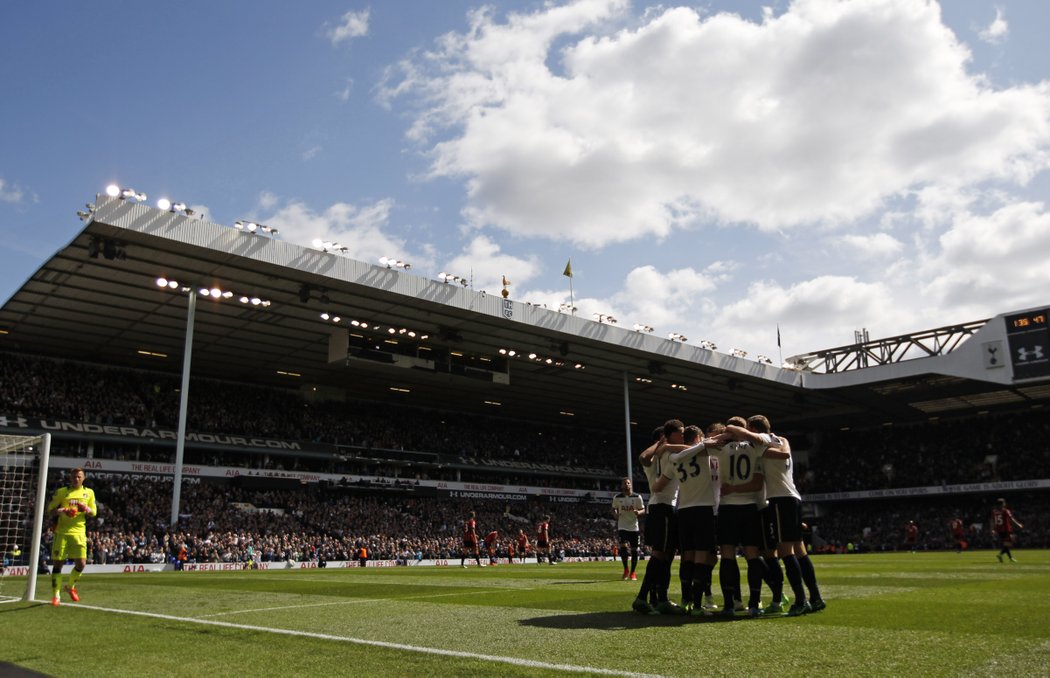 Fotbalisté Tottenhamu slaví gól proti Bournemouthu