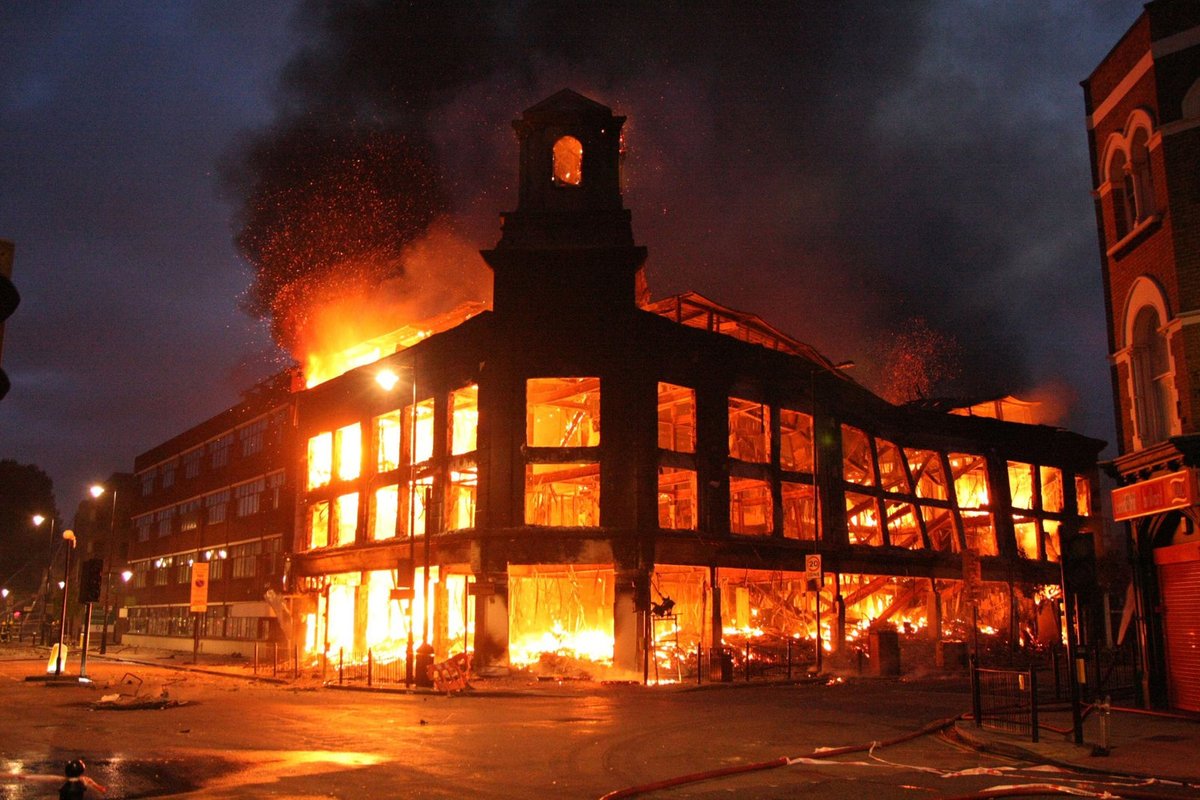 Plameny zachvátily historickou budovu.