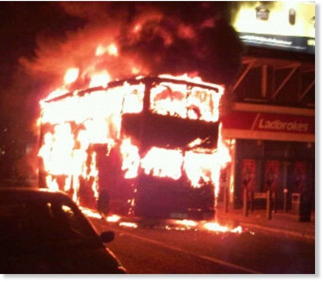 Hořící autobus. Takhle vypadá inferno.