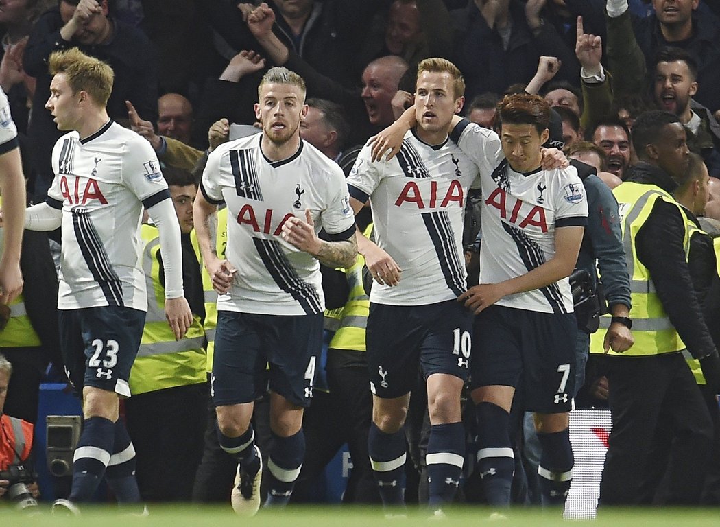 Fotbalisté Tottenhamu slaví gól na Chelsea