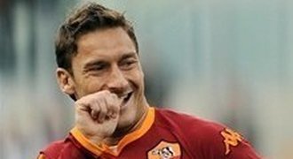 Janov padl na hřišti Livorna, Totti zaznamenal hattrick