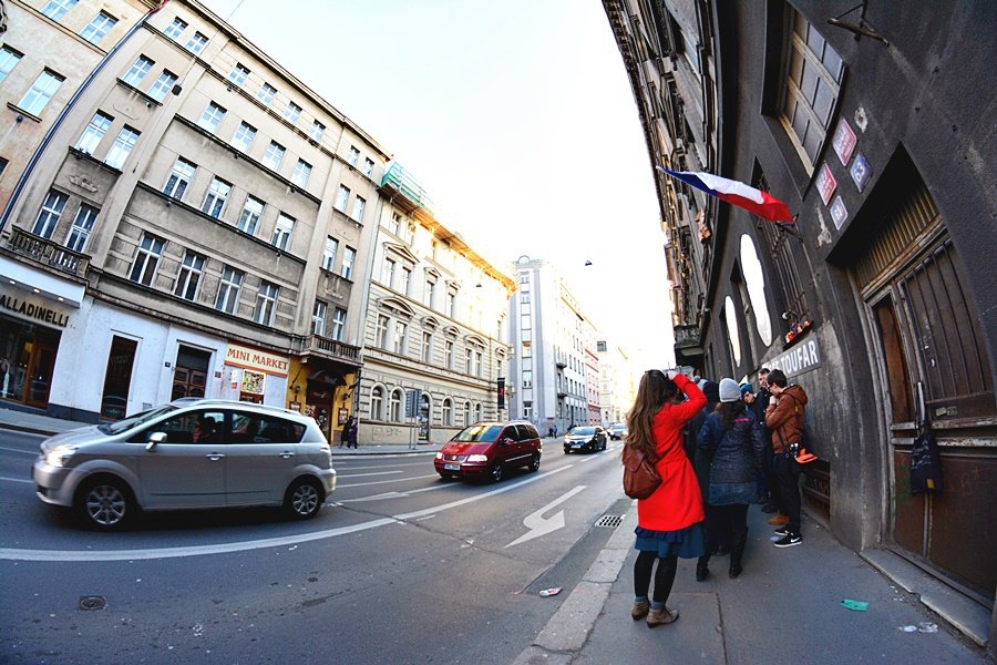 Lidé zapálili svíčky u Borůvkova sanatoria, kde zemřel Toufar a Palach.