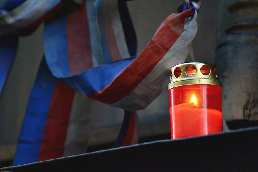 Lidé zapálili svíčky u Borůvkova sanatoria, kde zemřel Toufar a Palach.