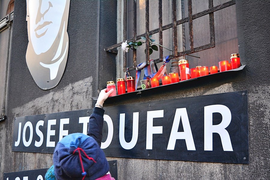 Lidé zapálili svíčky u Borůvkova sanatoria, kde zemřel Toufar a Palach.