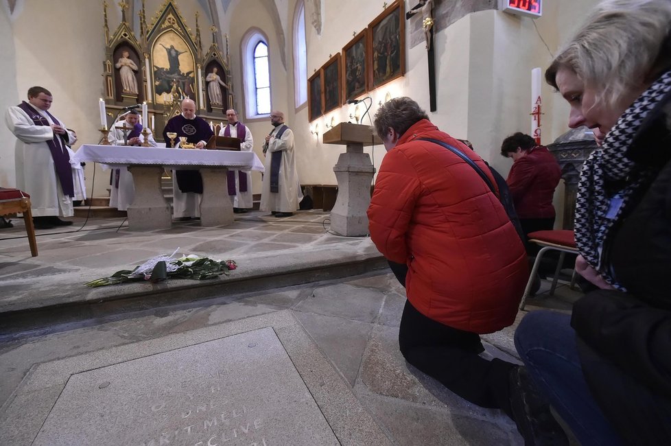 V zaplněném kostele v Číhošti na Havlíčkobrodsku si lidé připomněli 66 let od úmrtí faráře Josefa Toufara.