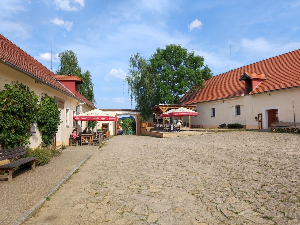 Toulcův dvůr v létě v Praze 10 přenese návštěvníka na vesnici