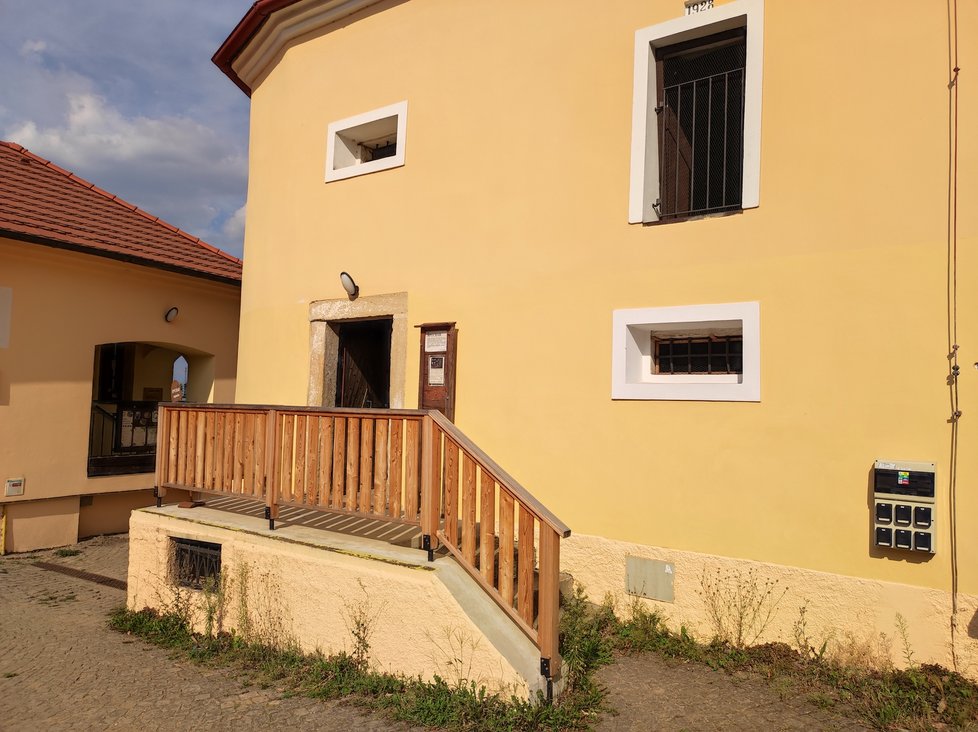 Toulcův dvůr v létě v Praze 10 přenese návštěvníka na vesnici