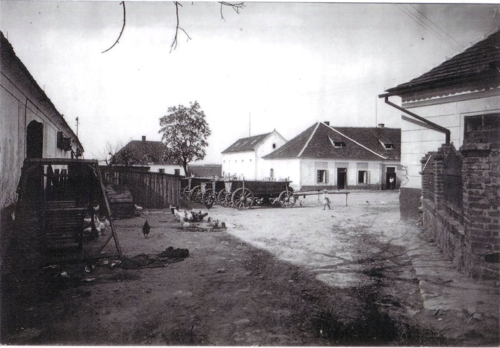 Toulcův dvůr zhruba roku 1920