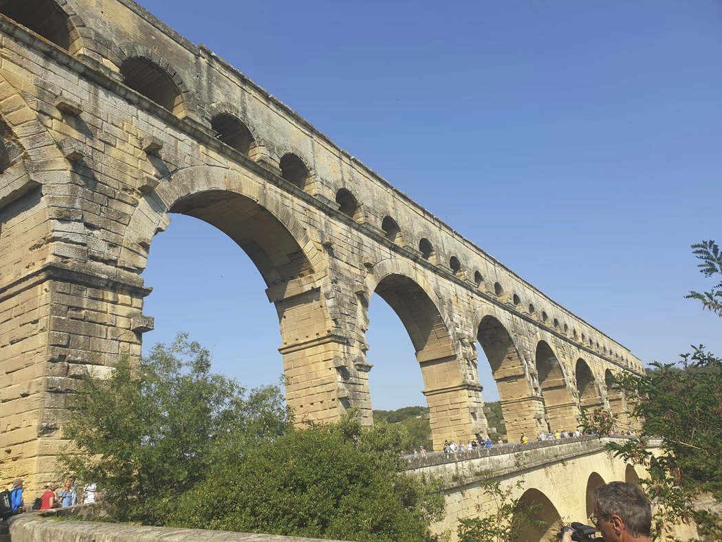 Start závodu byl tentokrát u 49 metrů vysokého a až 275 metrů dlouhého akvaduktu Pont du Gard, který byl postaven v 1. století př. n. l., kdy jižní Francie tvořila provincii starověkého Říma