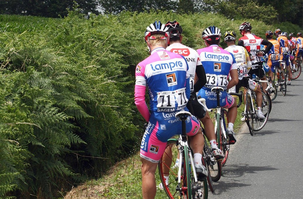 Na Tour de France není čas odbíhat na záchod! Občas si cyklisté raději počůrají nohu.