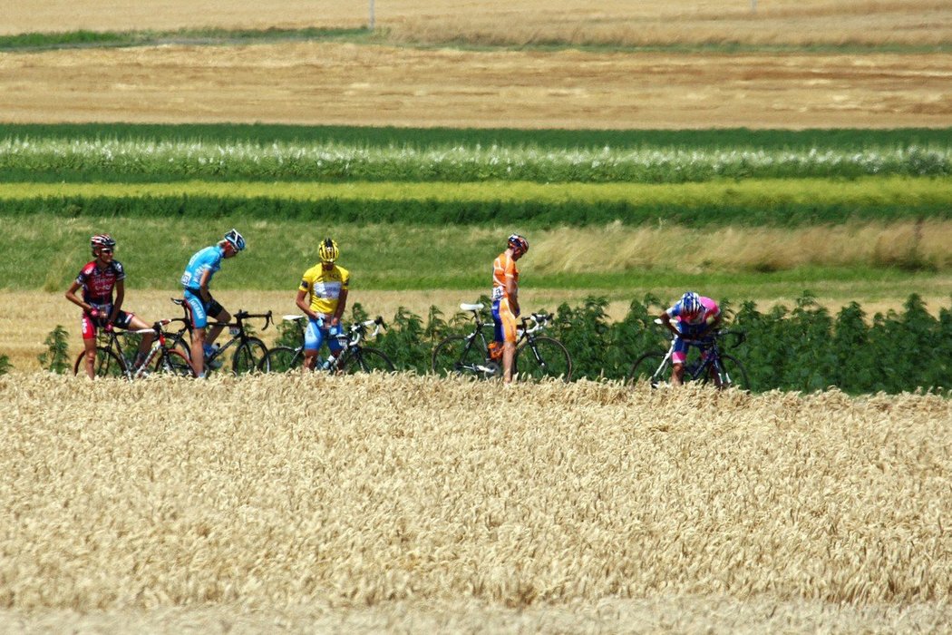 Na Tour de France není čas odbíhat na záchod! Občas si cyklisté raději počůrají nohu.