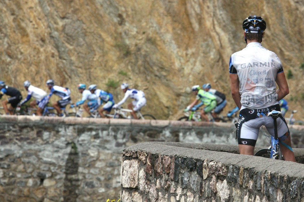 Na Tour de France není čas odbíhat na záchod! Občas si cyklisté raději počůrají nohu.