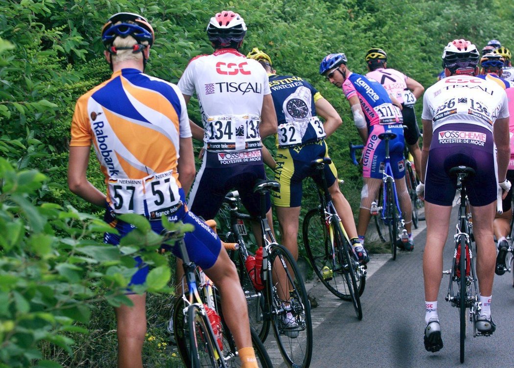 Na Tour de France není čas odbíhat na záchod! Občas si cyklisté raději počůrají nohu.