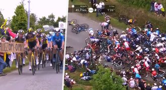 Bezohledná fanynka způsobila hromadný pád na Tour de France: Budeme ji žalovat! Bezohledná fanynka způsobila hromadný pád na Tour de France: Budeme ji žalovat!