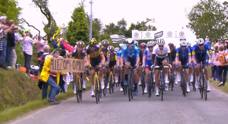 Četníci hlásí úspěch: Bezohledná fanynka z Tour de France dopadena!
