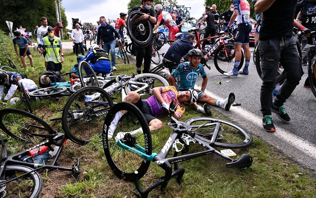 Otlučení jezdci po hromadném pádu úvodní etapy Tour de France 2021