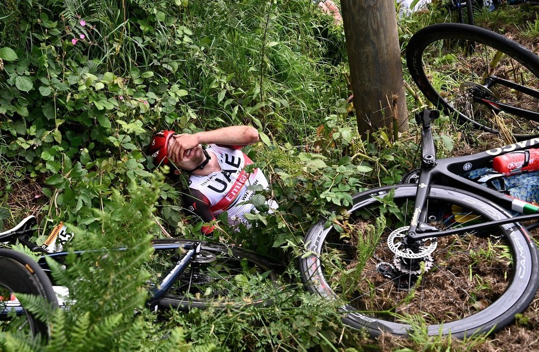 Marc Hirschi skončil po pádu v první etapě Tour de France 2021 v křoví