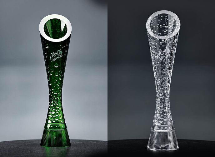 Šedesát centimetrů vysoké a čtyři kilogramy vážící trofeje pro vítěze jednotlivých soutěží Tour de France navrhuje Škoda DESIGN a z křišťálového skla je vyrábí společnost Lasvit v Novém Boru. Šedesát centimetrů vysoké a čtyři kilogramy vážící trofeje pro vítěze jednotlivých soutěží Tour de France navrhuje Škoda DESIGN a z křišťálového skla je vyrábí společnost Lasvit v Novém Boru.