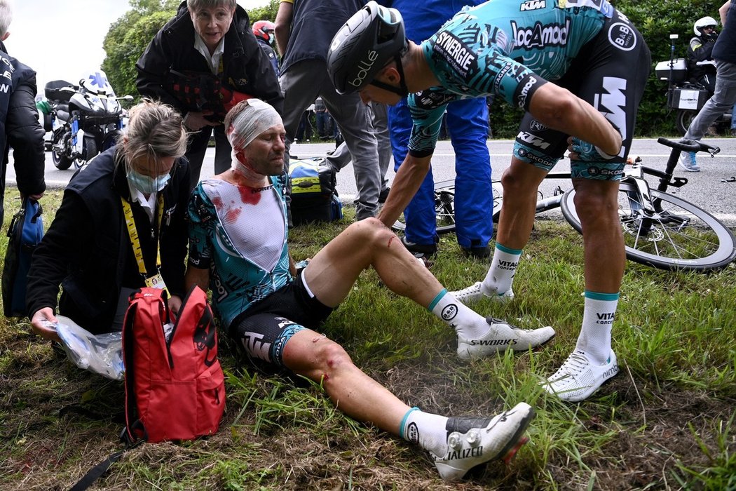 První etapa Tour de France se podle elitního lékaře přeměnila ve válečenou zónu