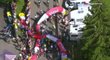 Na cyklisty spadla na Tour de France nafukovací brána