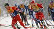 Mužský závod na Tour de Ski poznamenaly pády, závodníci jeli kvůli špatnému počasí v jednom balíku