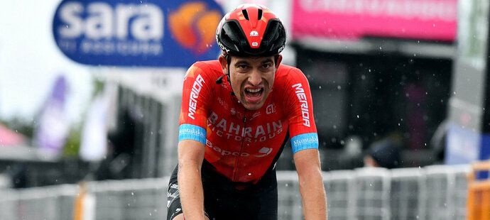 Švýcarský cyklista Gino Mäder zemřel během etapy závodu Tour de Suisse.