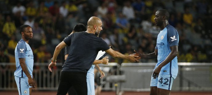 Pep Guardiola a Yaya Touré v Manchesteru City